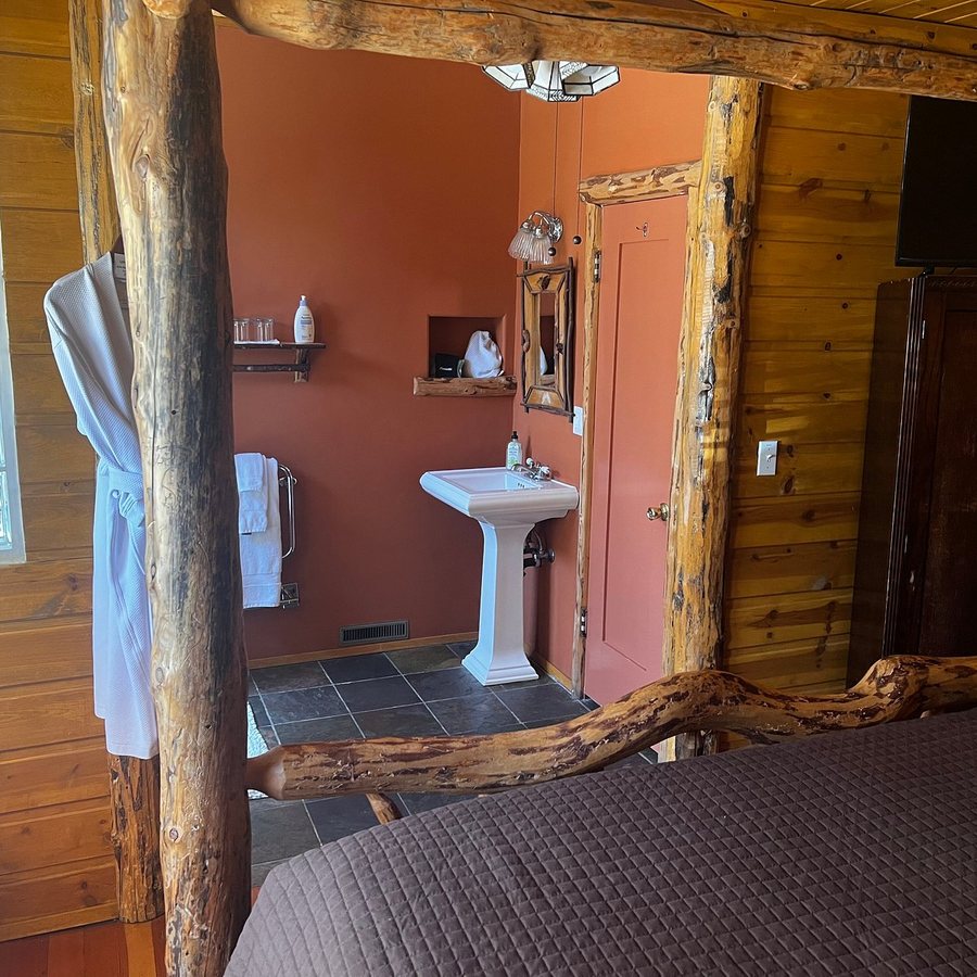 Golden Bear Cottages — Bathroom