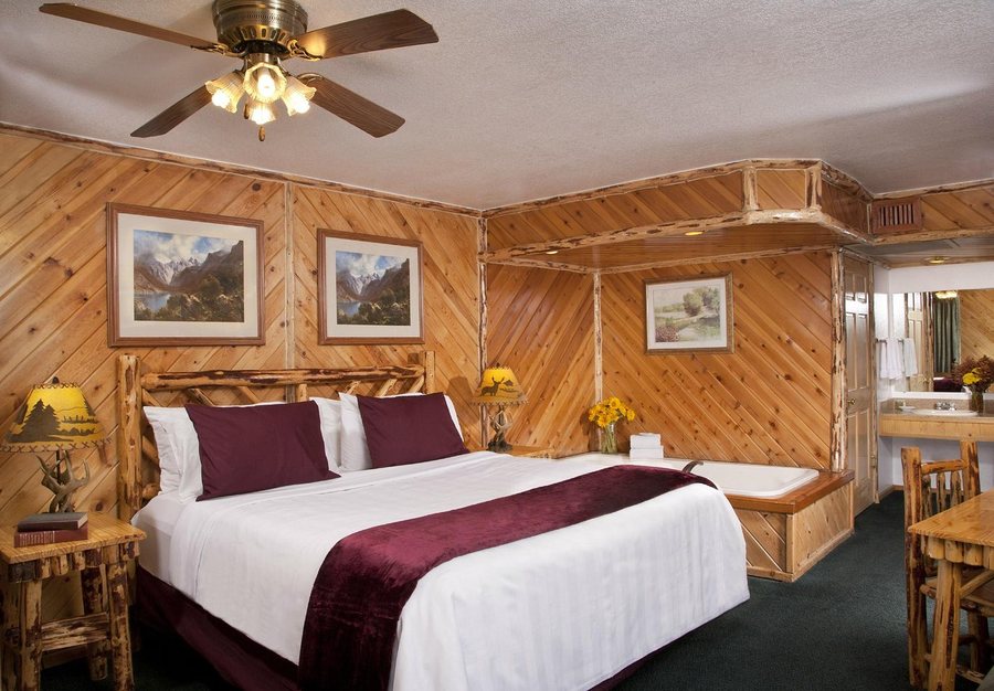 Golden Bear Cottages — Guest room