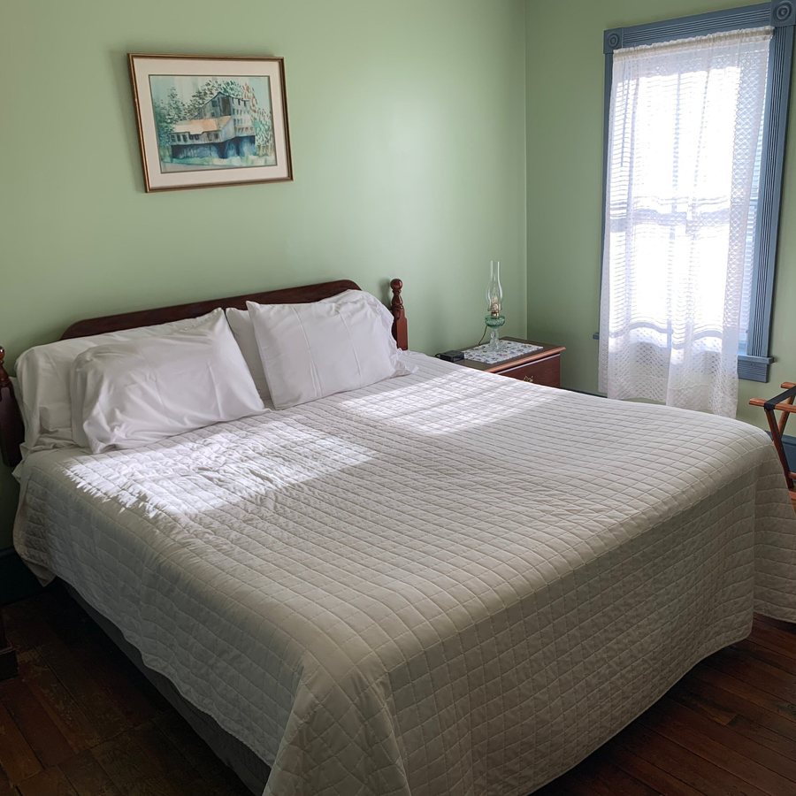 Golden Eagle Inn — Guest room