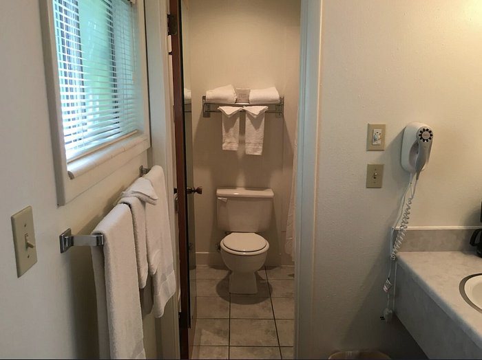 Golden Eagle Motel — Bathroom