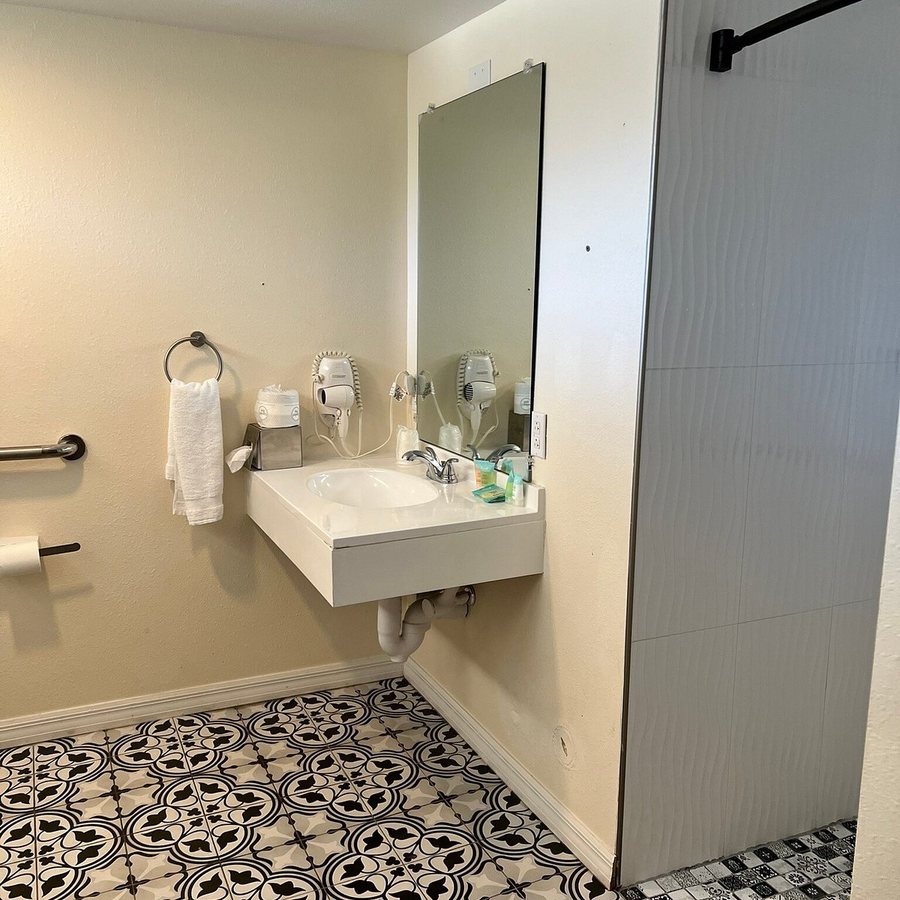 Golden Host Resort — Bathroom