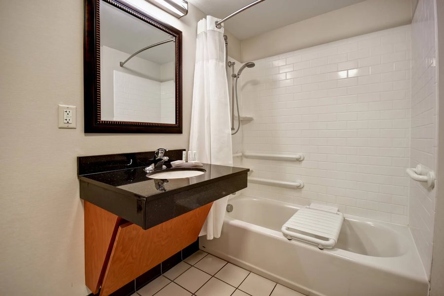 Golden North Inn — Bathroom