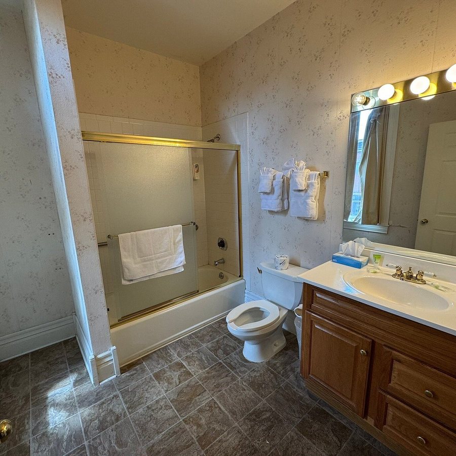 Golden Nugget Cripple Creek Hotel Casino — Bathroom