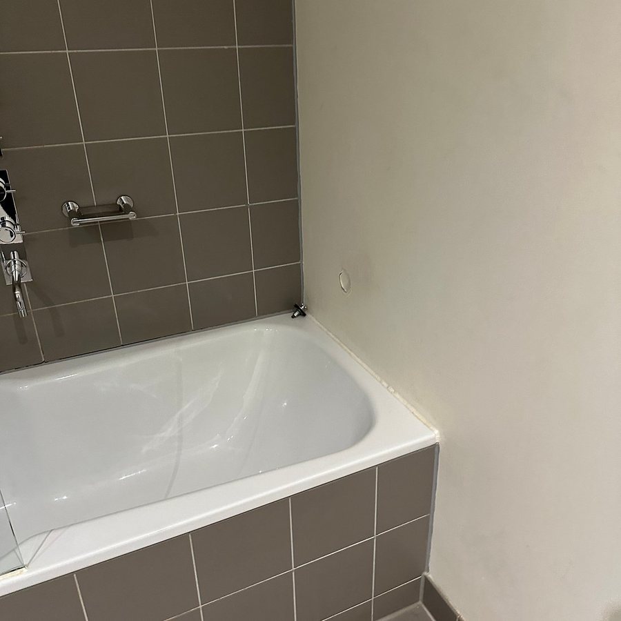 Golden Pebble Melbourne — Bathroom