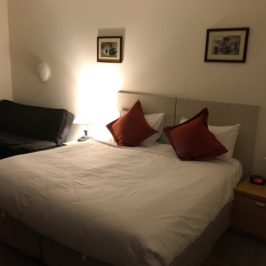 Golden Pebble Melbourne — Guest room