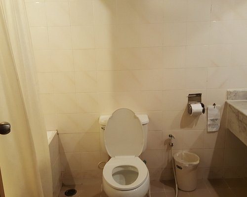Golden Sand Inn — Bathroom