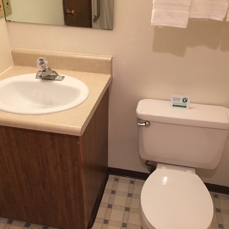 Golden Stage Inn — Bathroom