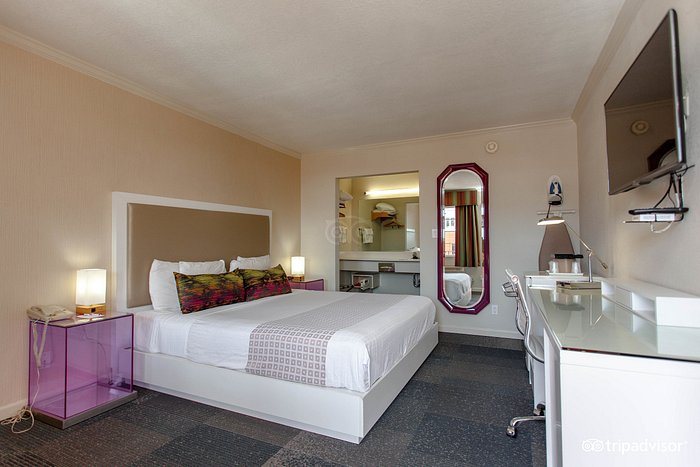 Golden Stage Inn — Guest room