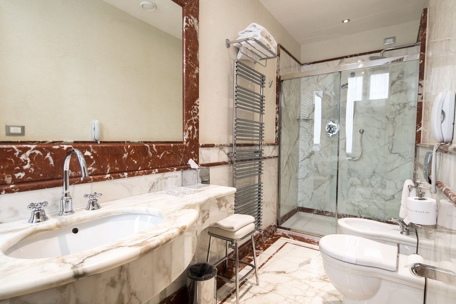 Golden Tower Hotel Spa — Bathroom