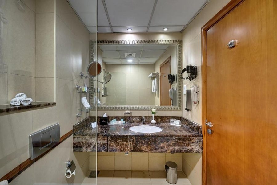 Golden Tulip Al Barsha — Bathroom