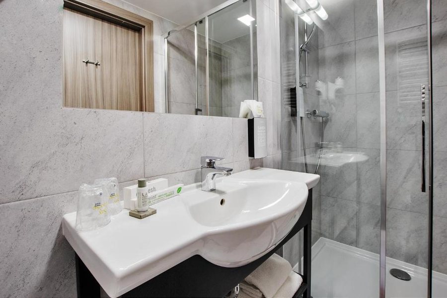 Golden Tulip Krakow Kazimierz — Bathroom