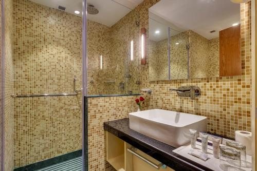Golden Tulip New Delhi Hari Nagar — Bathroom