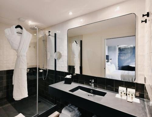 Golden Tulip Reims — Bathroom