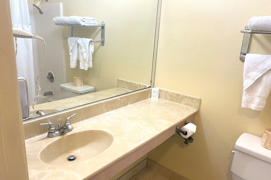 Golden West Manor Motel Los Angeles California — Bathroom