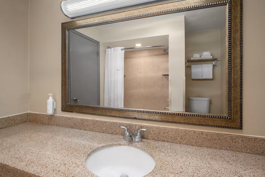 Golden West Motel Klamath Falls Oregon — Bathroom