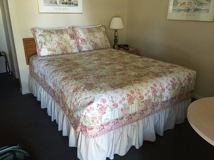 Golden West Motel Klamath Falls Oregon — Guest room