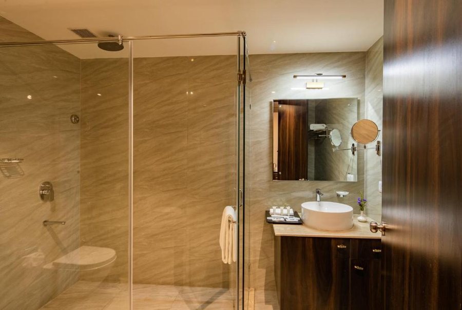 Goldfinch Hotel Mumbai — Bathroom