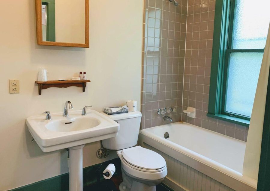 Gordon Beach Inn — Bathroom