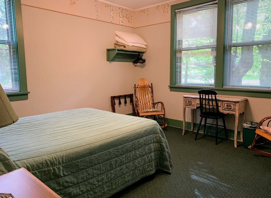 Gordon Beach Inn — Guest room