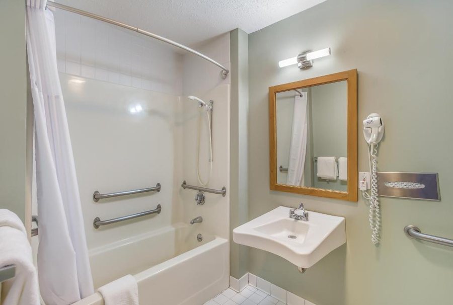 Gorham Motor Inn — Bathroom