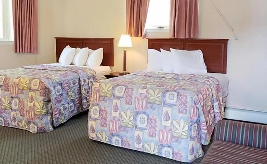 Gorham Motor Inn — Guest room