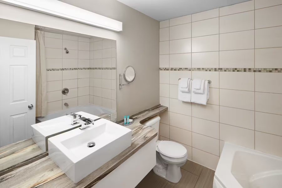 Governors Inn a Travelodge by Wyndham — Bathroom