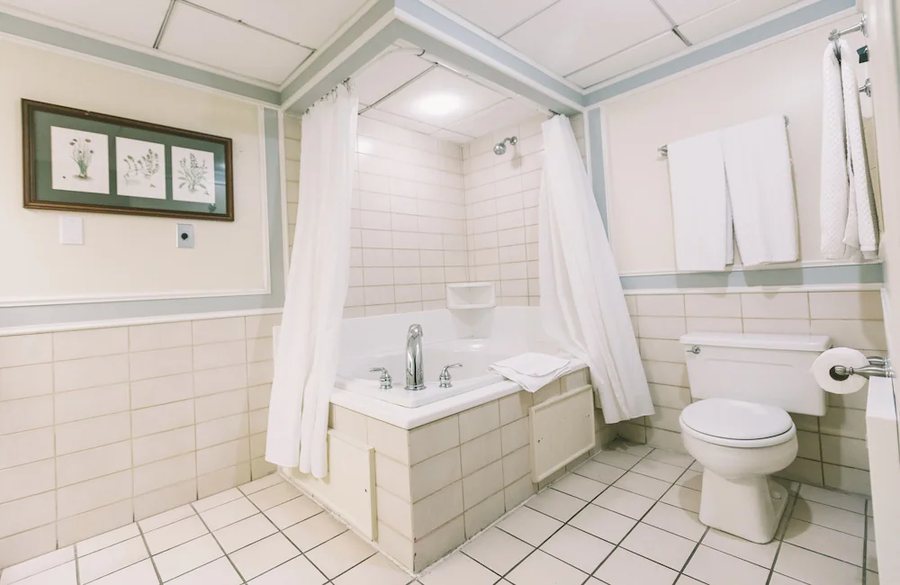 Governors Inn — Bathroom