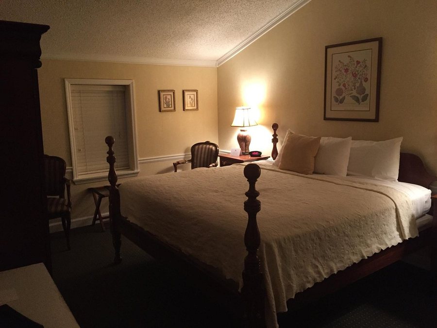 Governors Inn — Guest room