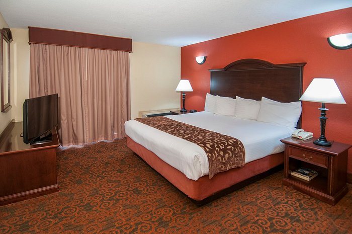Governors Suites Hotel — Guest room