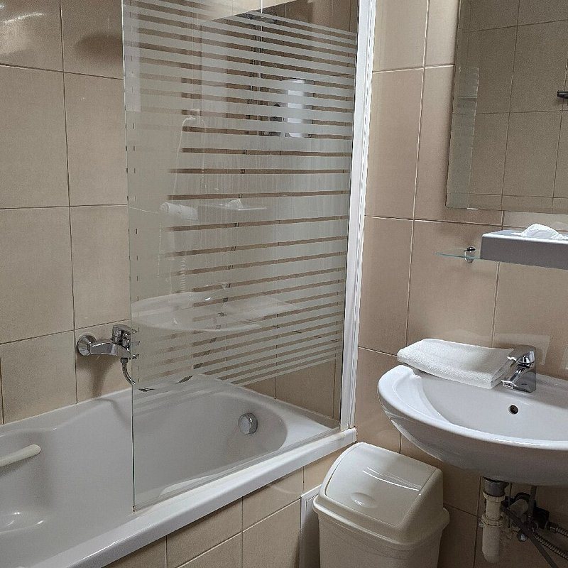 Gozsdu Court Budapest — Bathroom