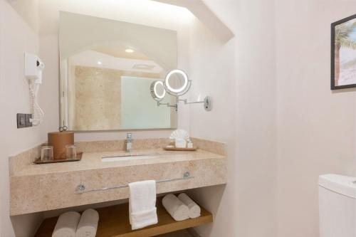 GR Solaris Caribe — Bathroom