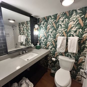 Graduate By Hilton Lincoln — Bathroom