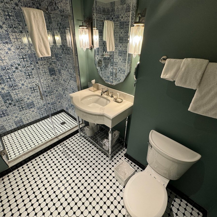 Graduate By Hilton New Haven — Bathroom