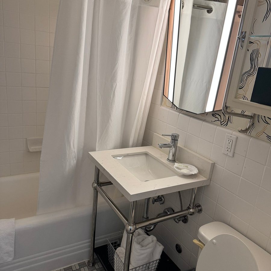 Graduate By Hilton Seattle — Bathroom