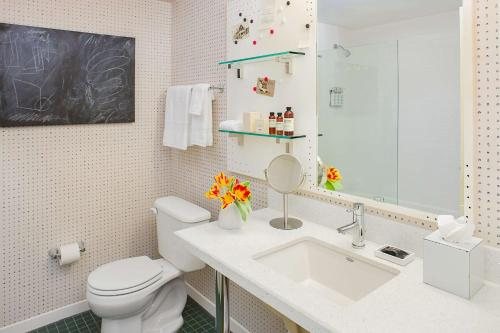 Graduate By Hilton Tempe — Bathroom