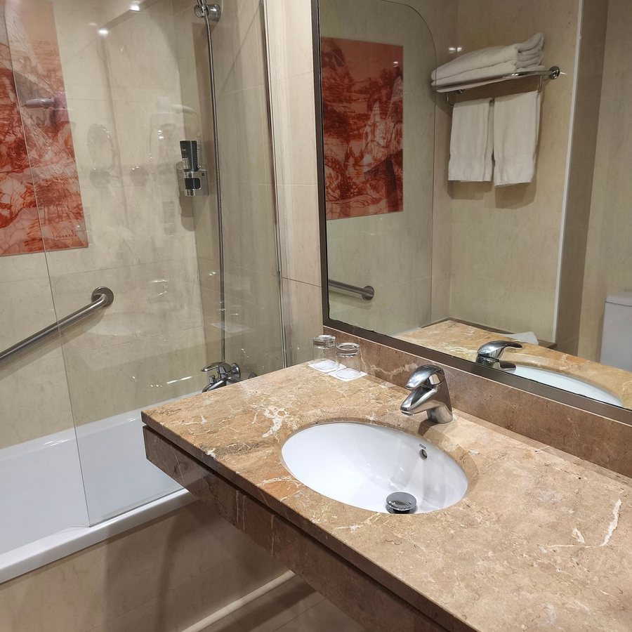 Gran Hotel Barcino Barcelona Catalonia — Bathroom