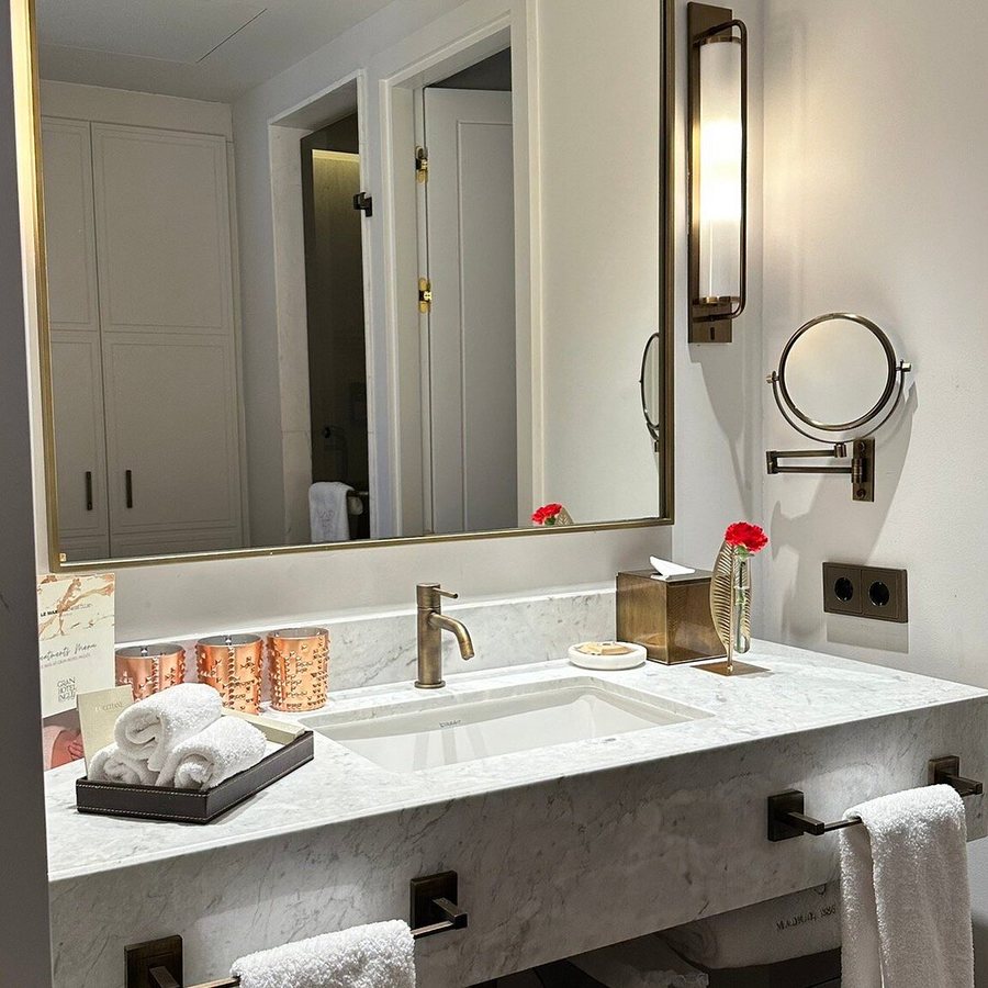 Gran Hotel Ingles — Bathroom
