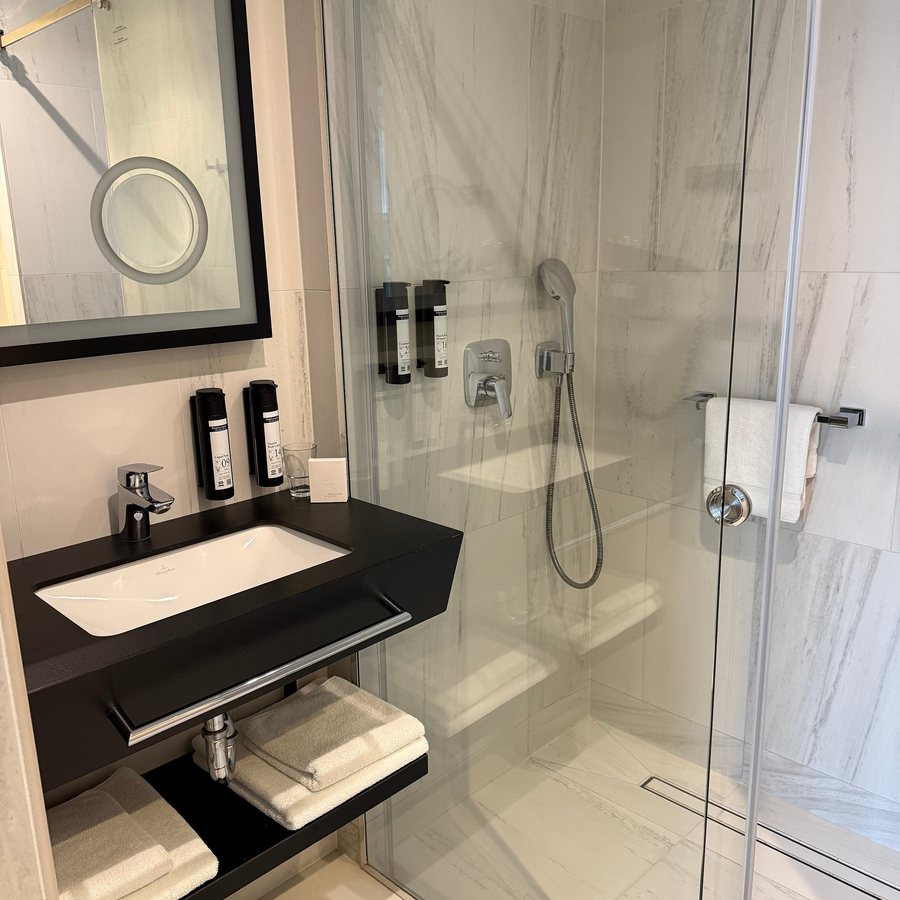 Grand Ascot Hotel — Bathroom