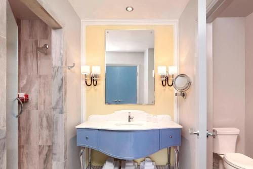 Grand Bohemian Charleston Autograph Collection — Bathroom