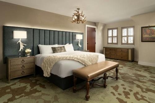 Grand Bohemian Lodge Asheville Autograph Collection — Guest room