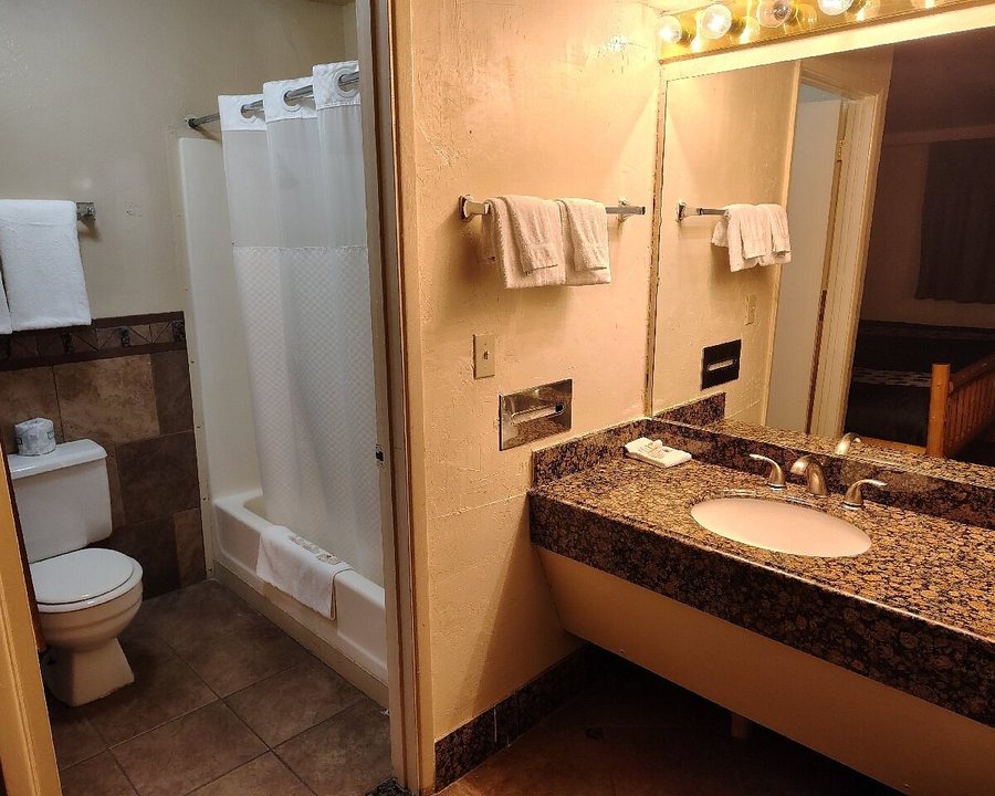 Grand Canyon International Hostel — Bathroom