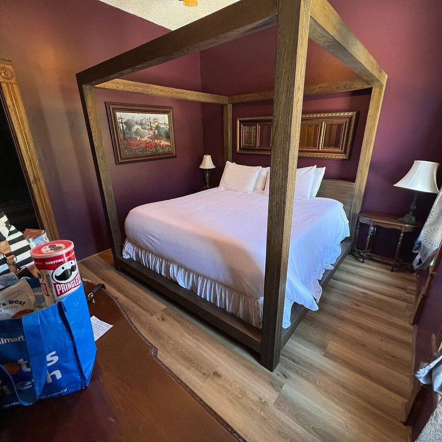 Grand Central Hotel — Guest room