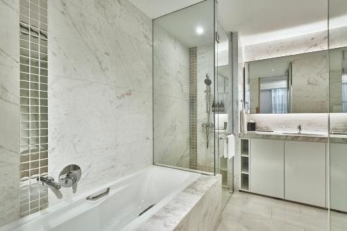 Grand Copthorne Waterfront Hotel Singapore — Bathroom