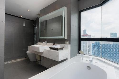Grand Diamond Suites Hotel — Bathroom