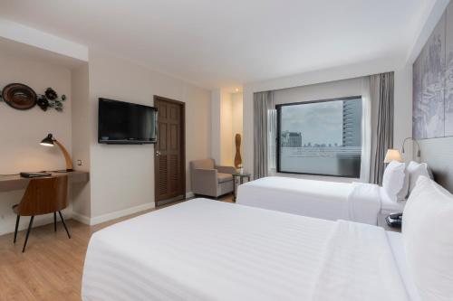 Grand Diamond Suites Hotel — Guest room