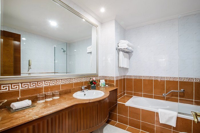 Grand Excelsior Hotel Bur Dubai — Bathroom