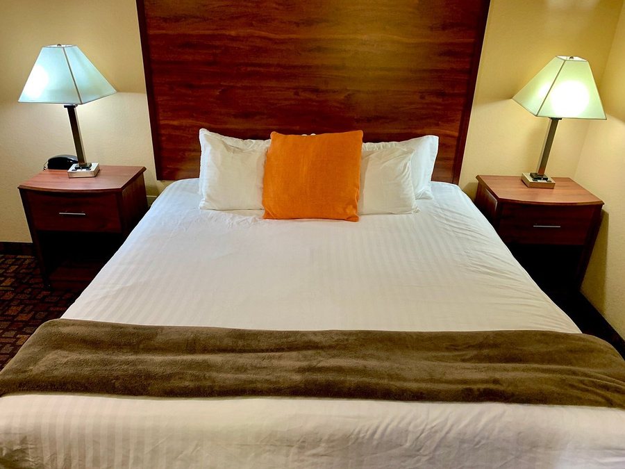 Grand Forks Lodge Suites — Guest room
