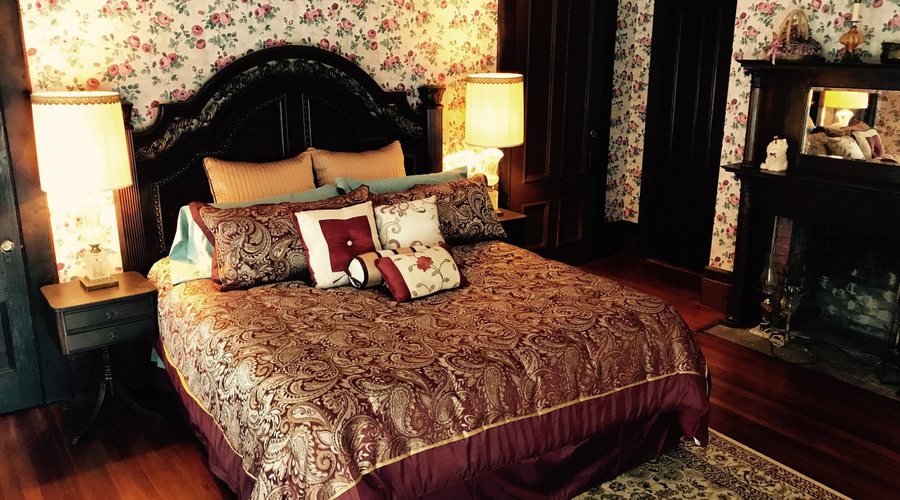 Grand Gables Inn — Guest room