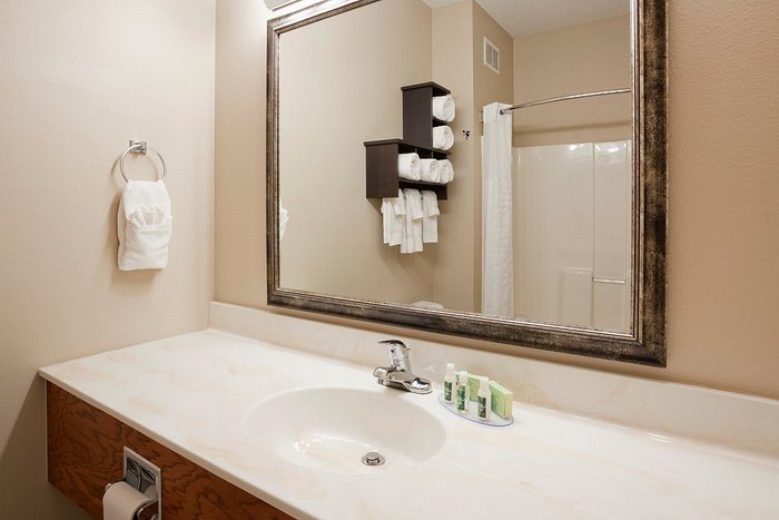 Grand Gateway Hotel — Bathroom