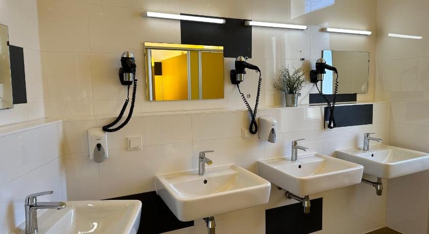 Grand Hostel Berlin Urban — Bathroom